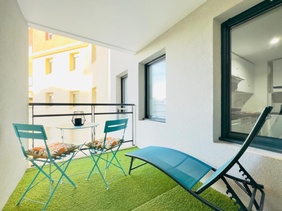 View (from property/room), Balcony/Terrace, Dining area