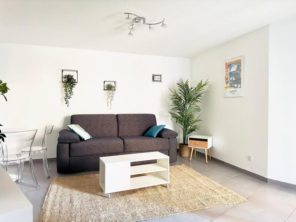 Living room, Decorative detail, Dining area
