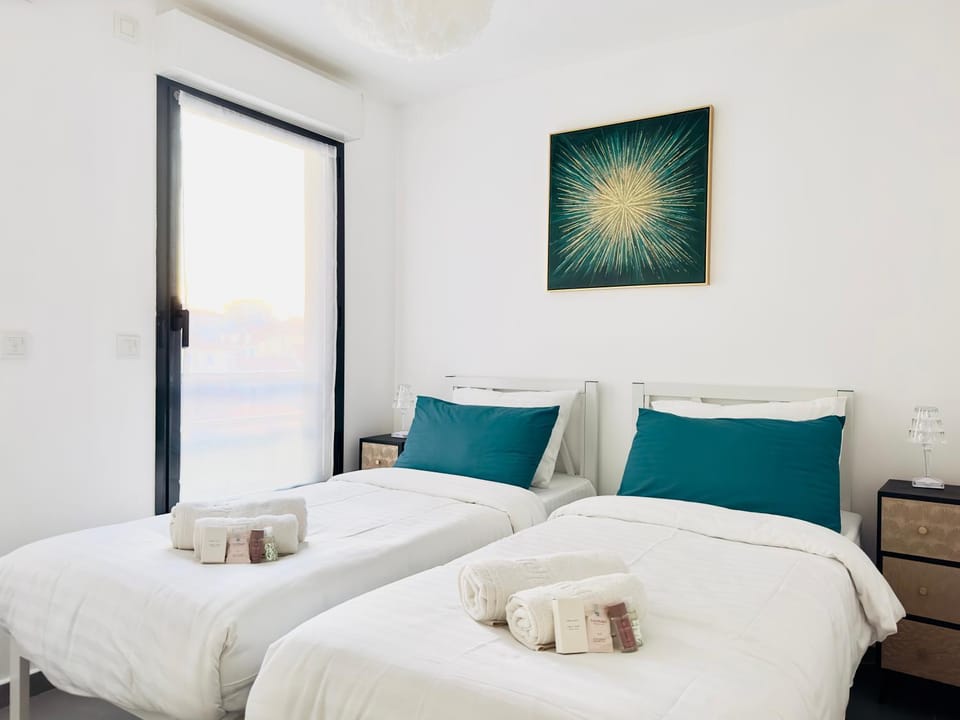 Bed, Photo of the whole room, Bedroom, towels