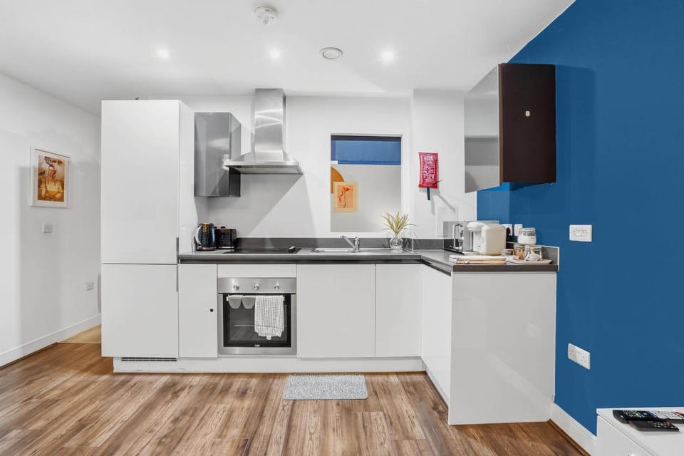 Coffee/tea facilities, Kitchen or kitchenette, oven, stove, toaster