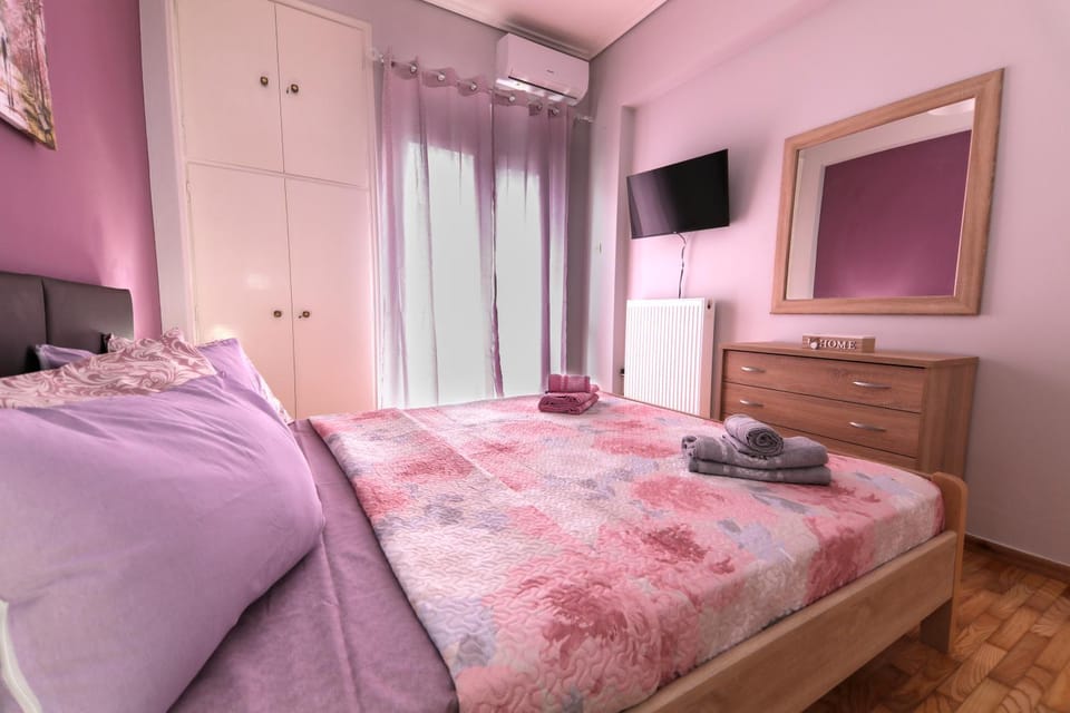 Bed, TV and multimedia, Photo of the whole room, Bedroom, towels, wardrobe, air conditioner