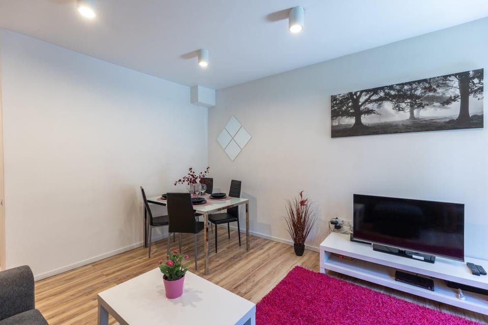 TV and multimedia, Seating area, Dining area