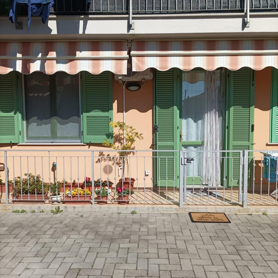 Property building, Facade/entrance, Balcony/Terrace