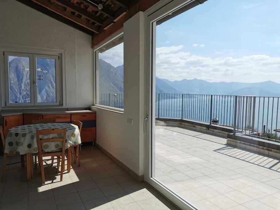 Patio, Balcony/Terrace, Dining area, Lake view, Mountain view