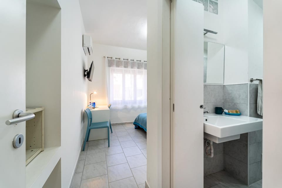 Shower, Bed, Bathroom, towels