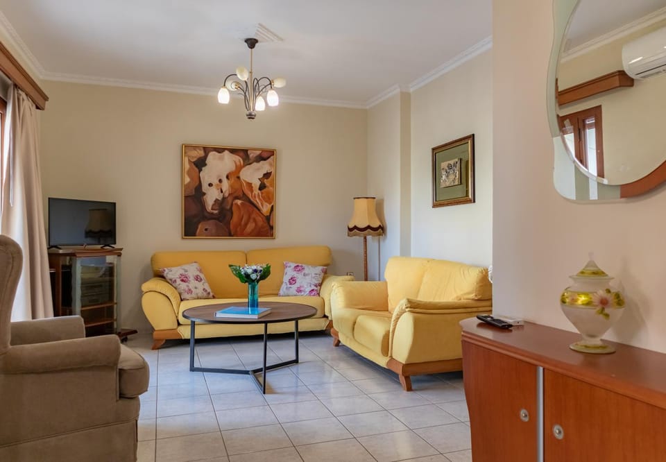 Communal lounge/ TV room, TV and multimedia, Living room, Seating area