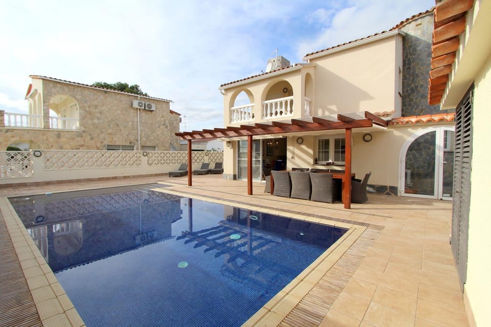 LEON INMO Villa Loro - 14157 Villa in Alt Empordà