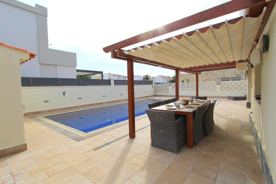 LEON INMO Villa Loro - 14157 Villa in Alt Empordà