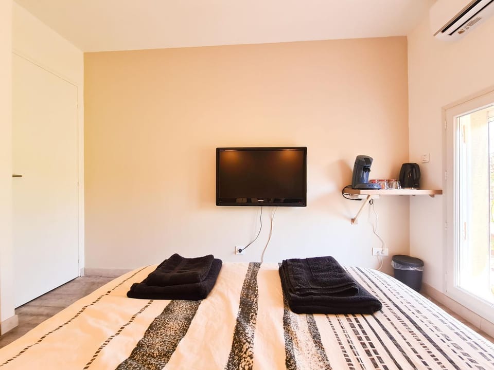 Bed, TV and multimedia, Photo of the whole room, Bedroom, towels