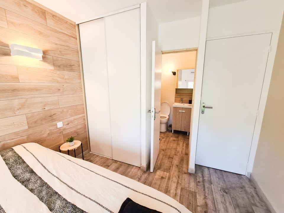 Photo of the whole room, Bedroom, wardrobe