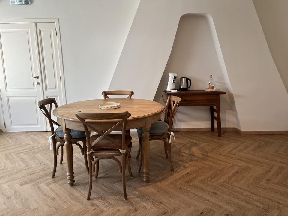 Coffee/tea facilities, Seating area
