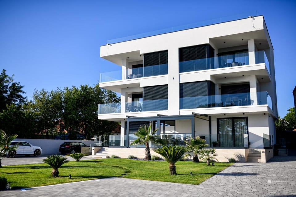 Property building, Day, Sea view, Parking