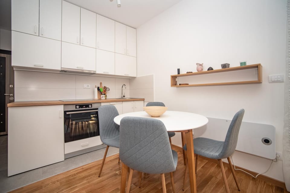 Kitchen or kitchenette, Dining area