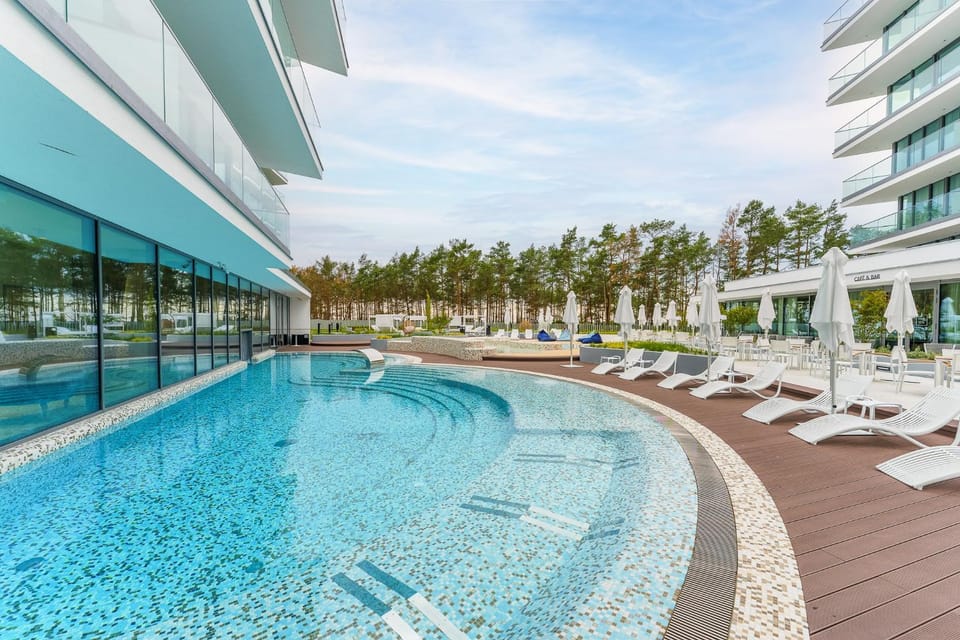 Property building, Swimming pool, sunbed