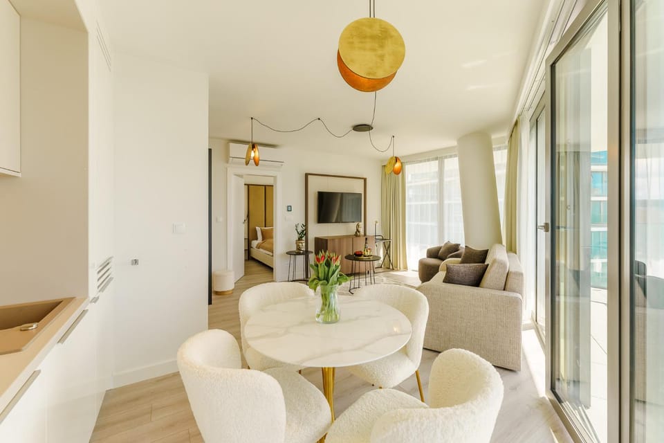 TV and multimedia, Living room, Seating area, Dining area