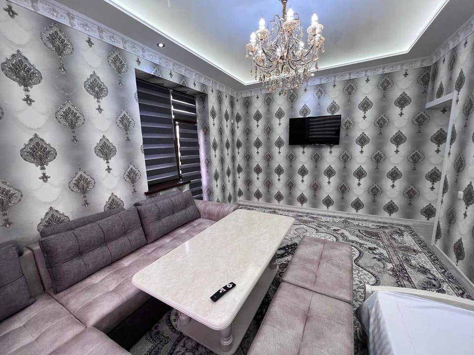 Bed, TV and multimedia, Living room, Photo of the whole room, Seating area, Bedroom