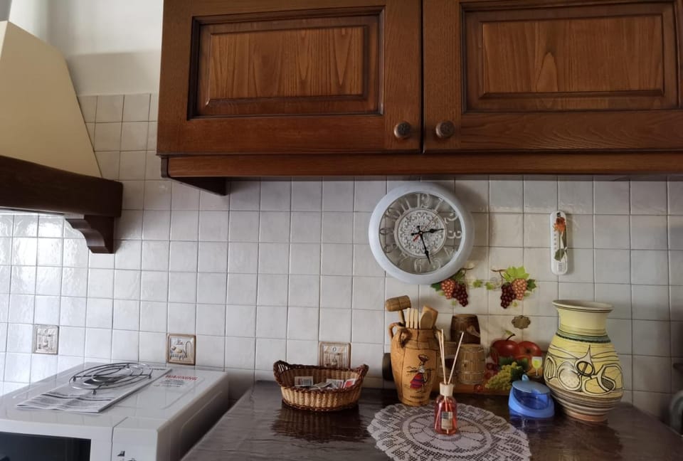 Kitchen or kitchenette, minibar