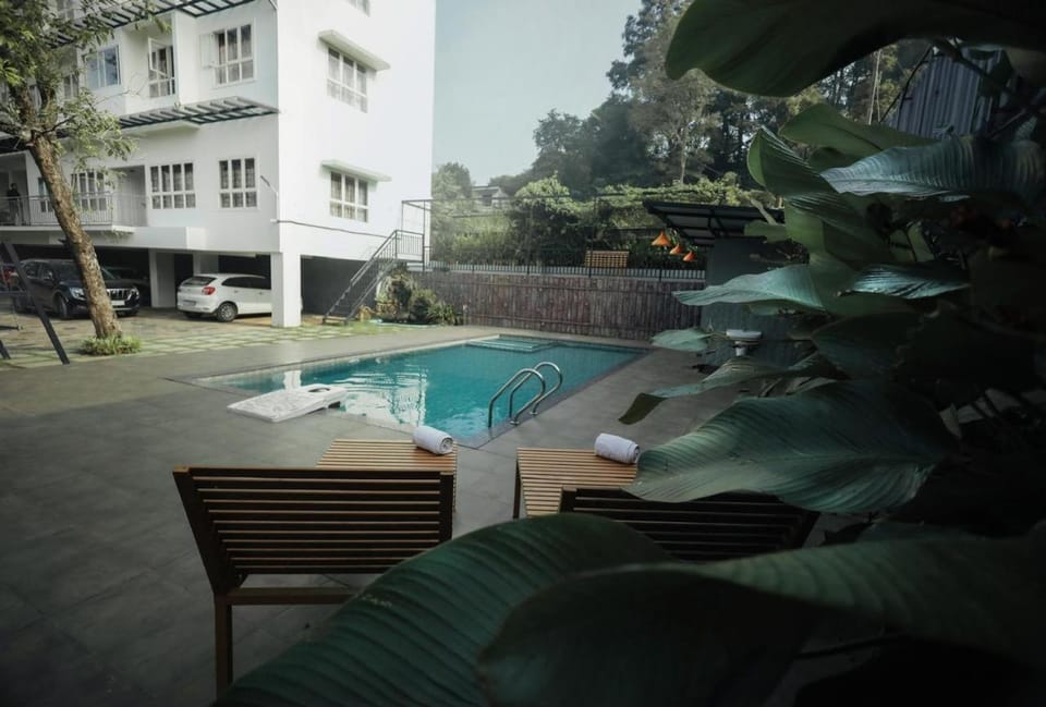 Property building, Day, Pool view, Swimming pool, sunbed