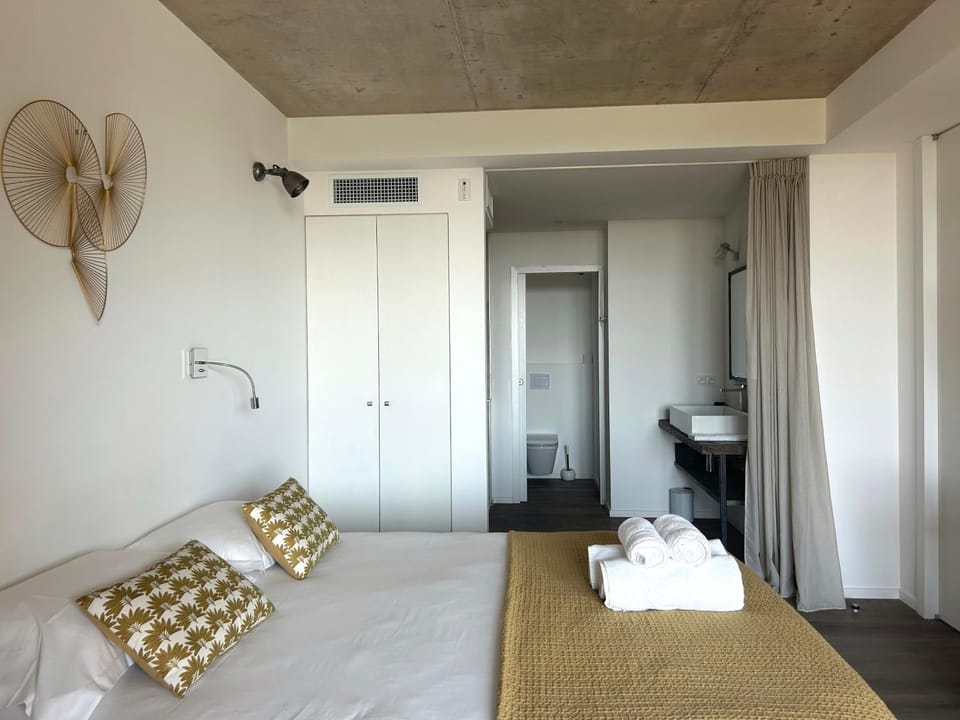 Bed, Living room, Photo of the whole room, Bedroom, towels, wardrobe, air conditioner