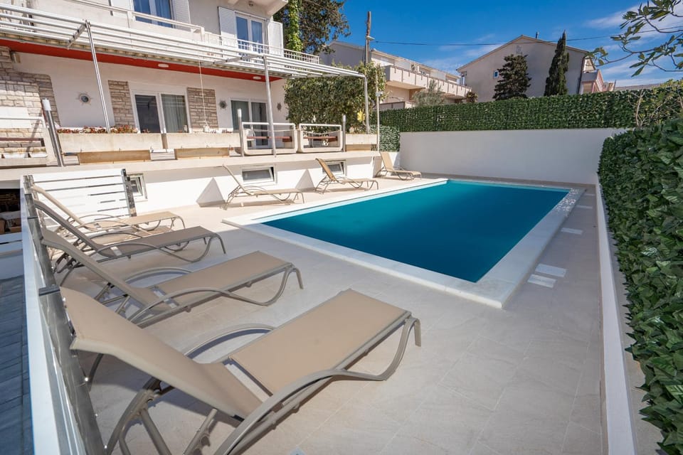 Property building, Balcony/Terrace, Swimming pool, sunbed