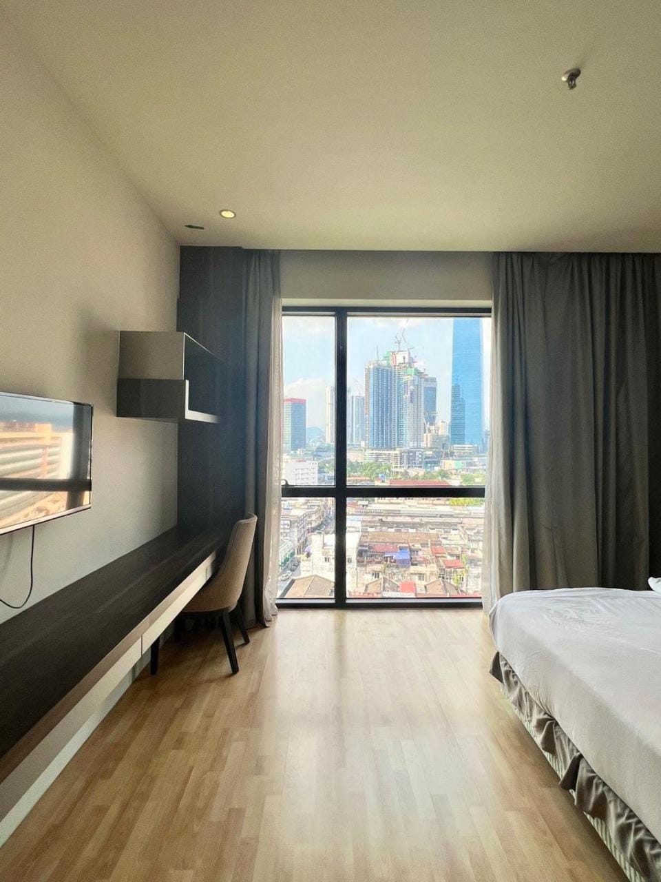 Bed, Photo of the whole room, Bedroom, City view, hair dresser