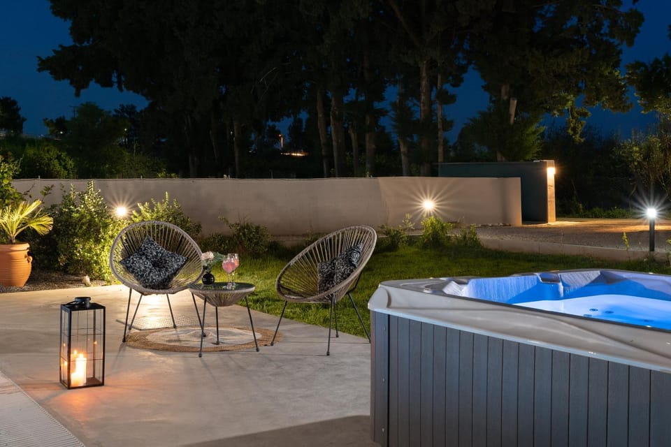 Patio, Hot Tub, Swimming pool