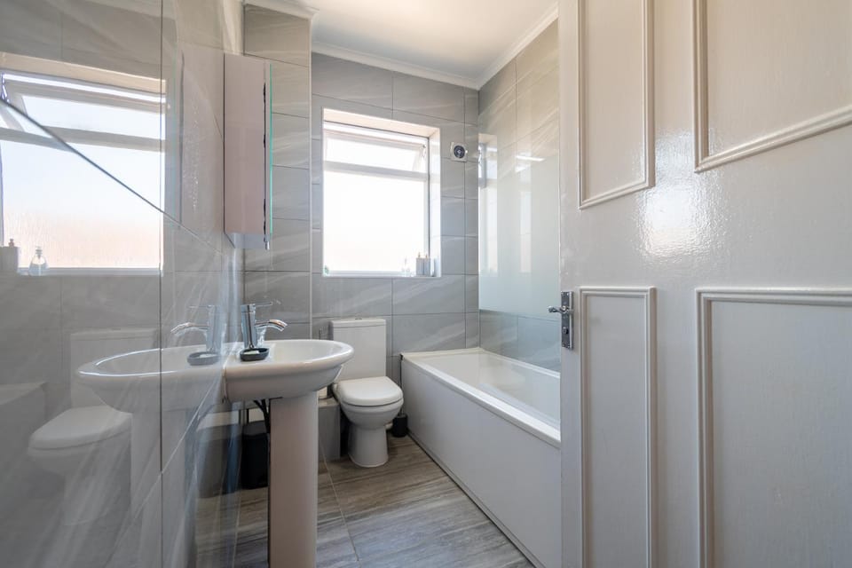 Elmcroft Apartment - 10 Mins Walk to Woking Town Centre Apartment in England