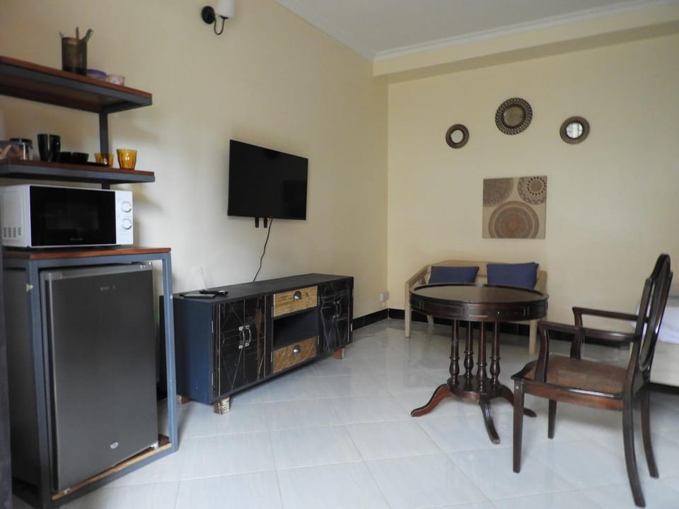 TV and multimedia, Kitchen or kitchenette, Living room, Dining area