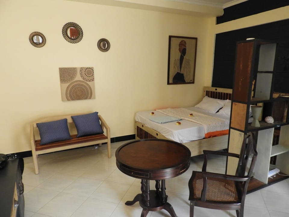 Bed, Seating area, Dining area, Bedroom