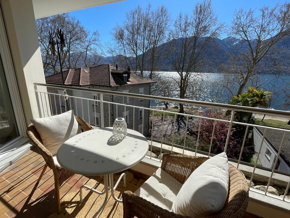 View (from property/room), Balcony/Terrace, Seating area, Dining area, Lake view, Mountain view