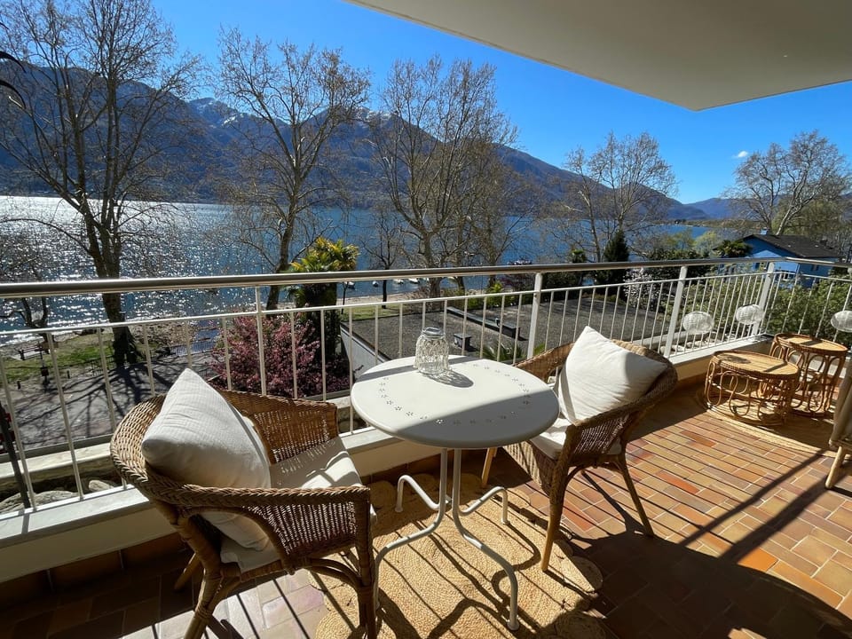 View (from property/room), Balcony/Terrace, Seating area, Dining area, Lake view, Mountain view