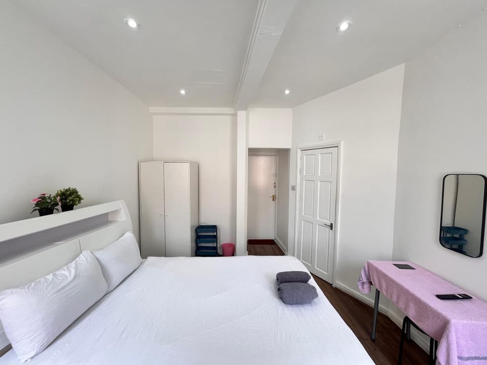 Y2 rest house ltd Bed and Breakfast in London