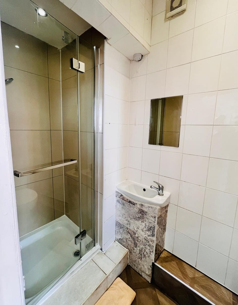 Y2 rest house ltd Bed and Breakfast in London