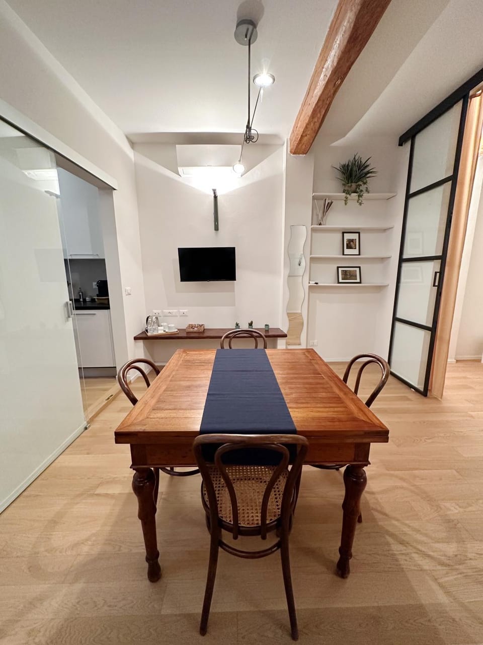 TV and multimedia, Living room, Dining area