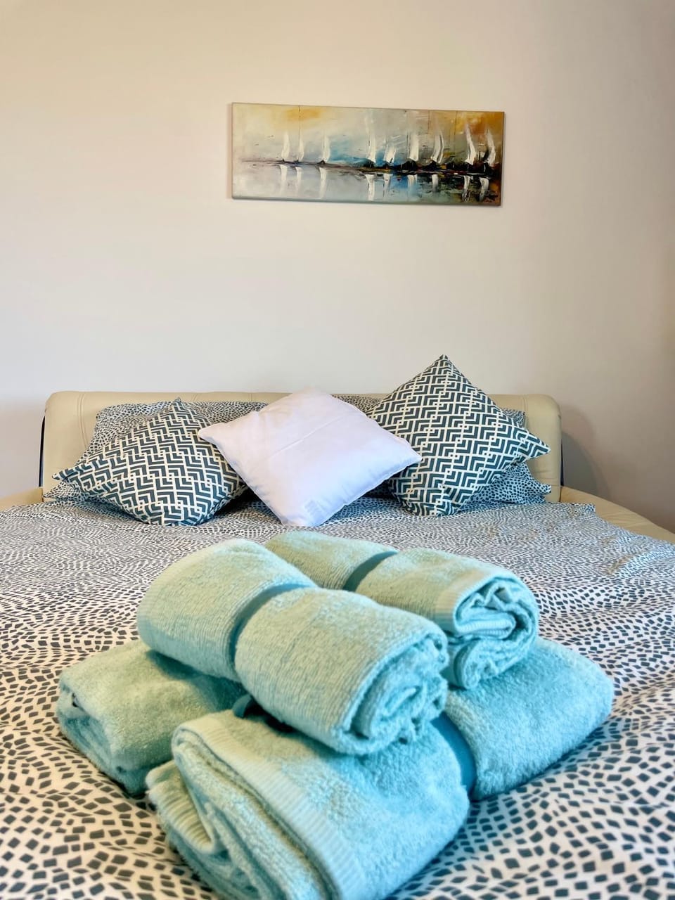 Bed, Bedroom, towels