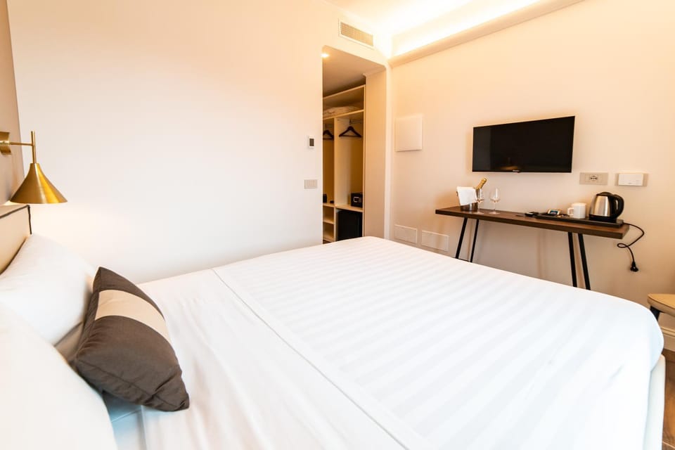 Bed, TV and multimedia, Photo of the whole room, Bedroom, hair dresser