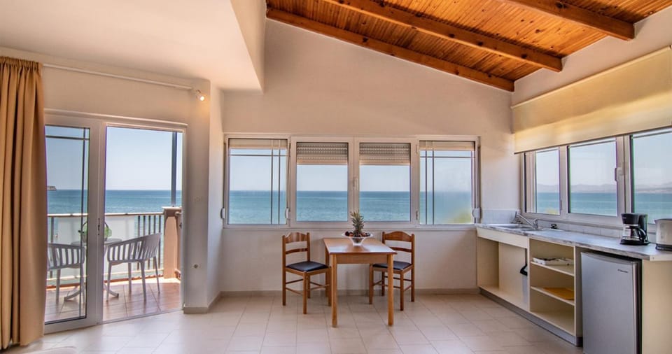 Kitchen or kitchenette, Dining area, Sea view