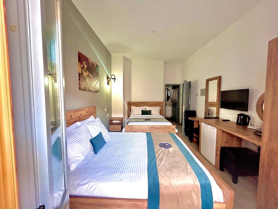 Communal lounge/ TV room, Bed, Photo of the whole room, Bedroom, Family