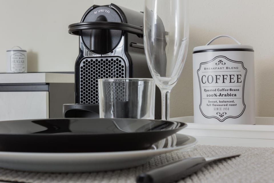 Coffee/tea facilities, Dining area, Quiet street view