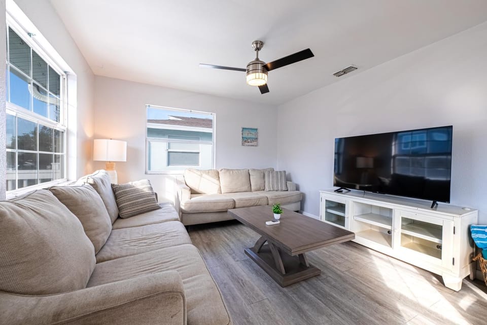 2bd 2ba Sandy Beach W 3Mins to Beach Pool! Apartment in Indian Rocks Beach