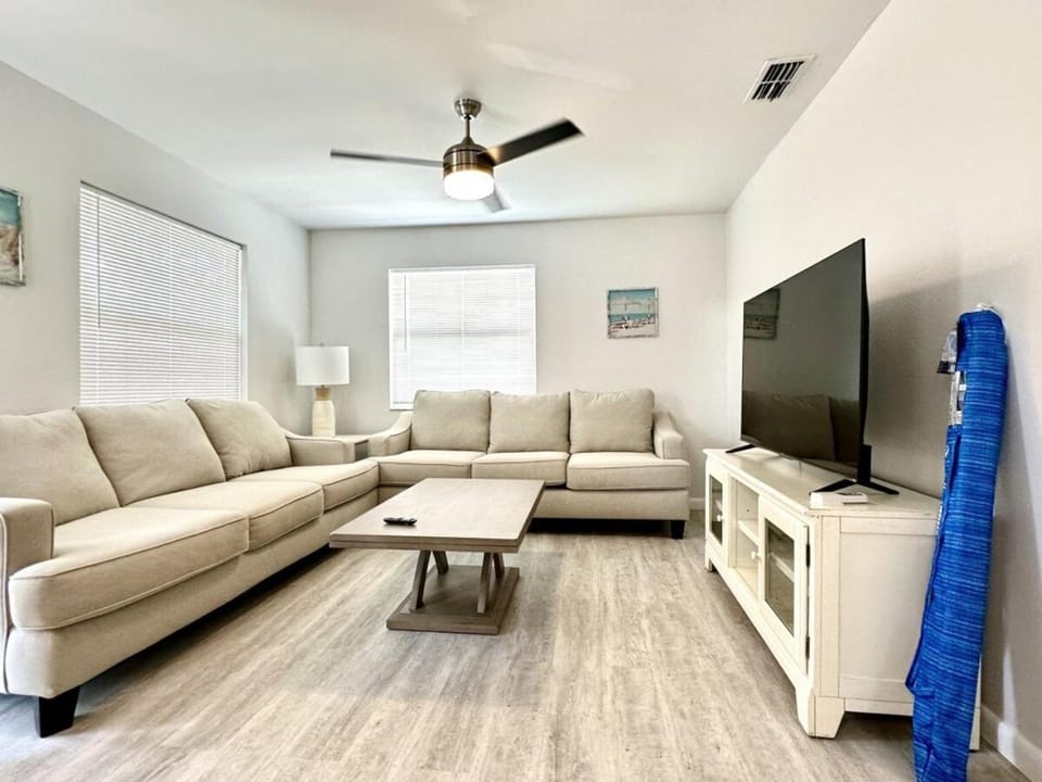 2bd 2ba Sandy Beach W 3Mins to Beach Pool! Apartment in Indian Rocks Beach