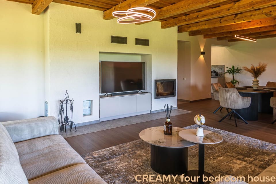Communal lounge/ TV room, TV and multimedia, Living room, Seating area, Evening entertainment