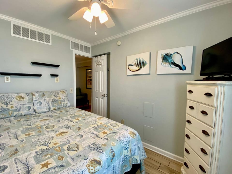 Beachview 216 by ALBVR - Studio in the heart of it all, just steps to the beach and Hangout! House in West Beach