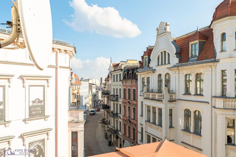 Property building, Day, Neighbourhood, City view, Street view, Location
