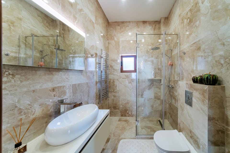 Shower, Toilet, towels