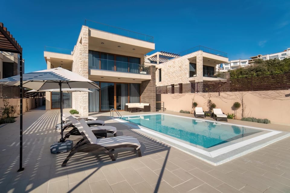 Property building, Patio, Day, Pool view, Swimming pool, sunbed