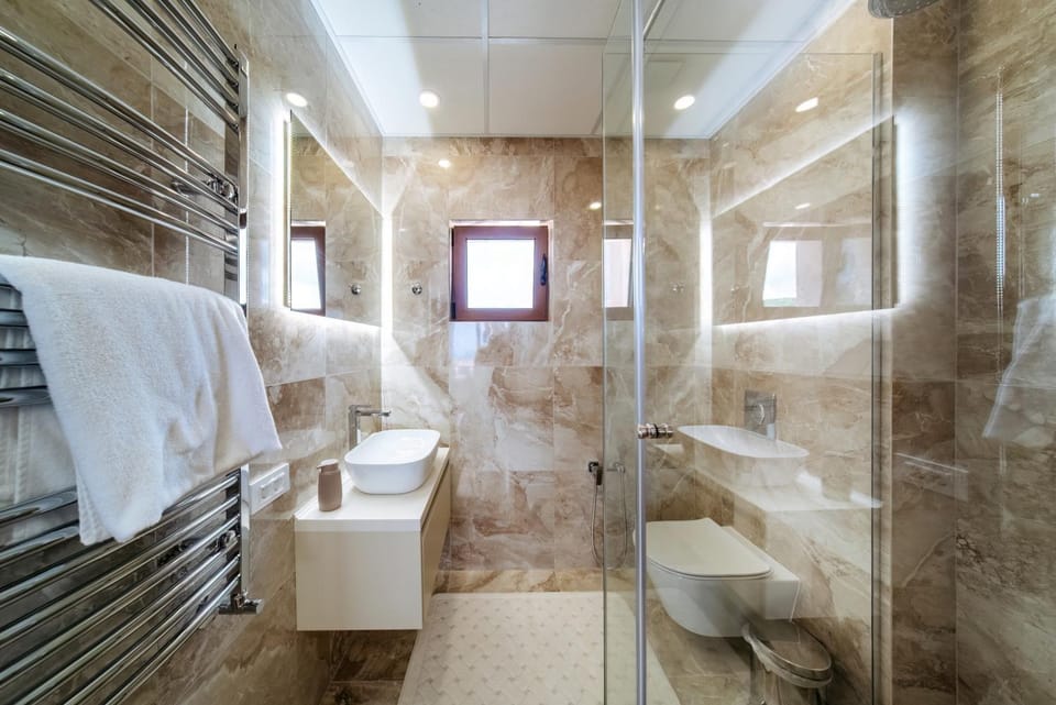 Shower, Toilet, Bath, towels