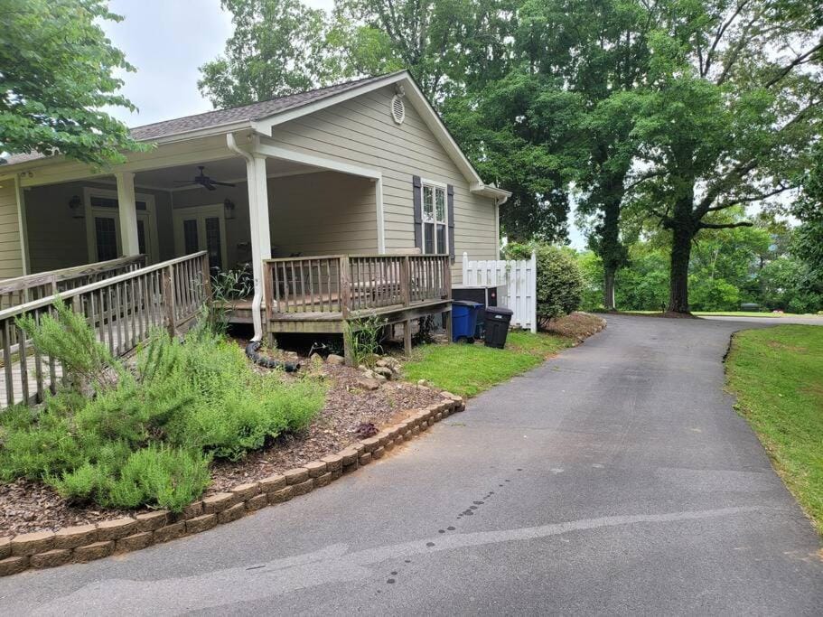 4. Spacious historic home in Lake Guntersville House in Guntersville Lake