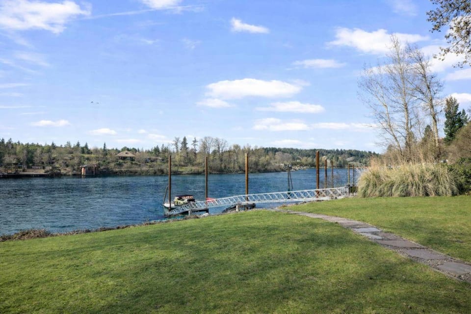 River Forest Retreat House in Lake Oswego