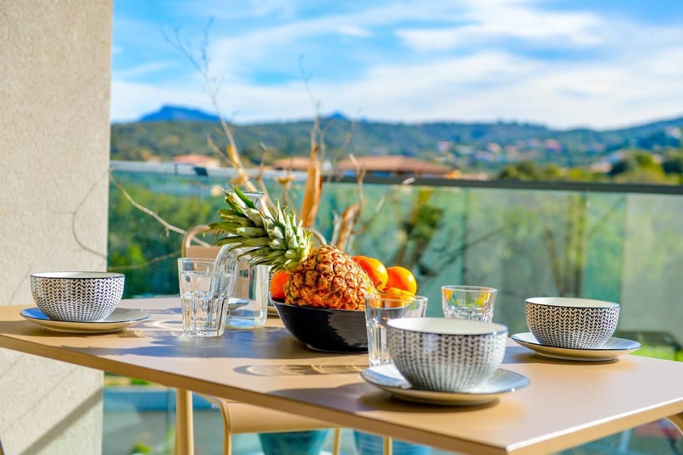 View (from property/room), Balcony/Terrace, Dining area